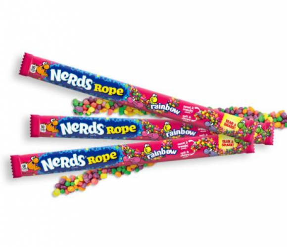Nerds Ropes Rainbow is een zacht en taai touw dat volledig bedekt is met knapperige stukjes Nerds. Leuk en kleurrijk